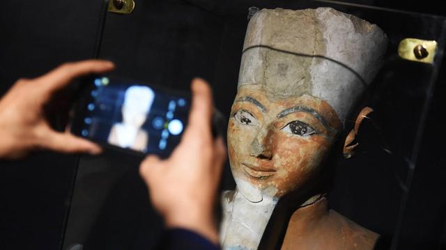 Ein Besucher macht ein Foto von einer Statue der Pharaonin Hatschepsut im Nationalmuseum Alexandria
