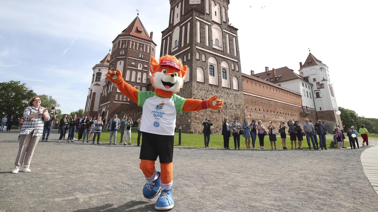 GRODNO REGION, BELARUS - MAY 21, 2019: A person dressed as Lesik the Baby Fox, the official mascot, outside the Mir Castle hosting a ceremony to unveil the medals ahead of the 2019 Europaspiele scheduled to start in Minsk on June 21. Natalia Fedosenko/TASS PUBLICATIONxINxGERxAUTxONLY TS0AC171 GRODNO REGION, BELARUS - MAY 21, 2019: A person dressed as Lesik the Baby Fox, the official mascot, outside the Mir Castle hosting a ceremony to unveil the medals ahead of the 2019 Europaspiele scheduled to start in Minsk on June 21. Natalia Fedosenko/TASS PUBLICATIONxINxGERxAUTxONLY TS0AC171