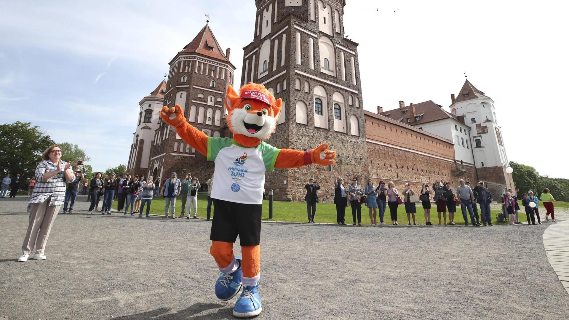 GRODNO REGION, BELARUS - MAY 21, 2019: A person dressed as Lesik the Baby Fox, the official mascot, outside the Mir Castle hosting a ceremony to unveil the medals ahead of the 2019 Europaspiele scheduled to start in Minsk on June 21. Natalia Fedosenko/TASS PUBLICATIONxINxGERxAUTxONLY TS0AC171 GRODNO REGION, BELARUS - MAY 21, 2019: A person dressed as Lesik the Baby Fox, the official mascot, outside the Mir Castle hosting a ceremony to unveil the medals ahead of the 2019 Europaspiele scheduled to start in Minsk on June 21. Natalia Fedosenko/TASS PUBLICATIONxINxGERxAUTxONLY TS0AC171