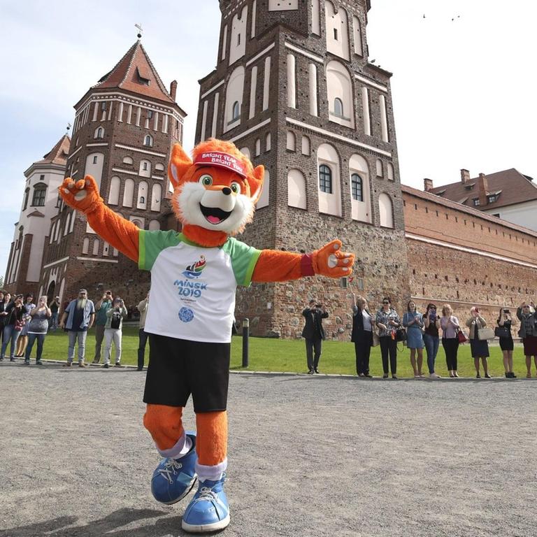 GRODNO REGION, BELARUS - MAY 21, 2019: A person dressed as Lesik the Baby Fox, the official mascot, outside the Mir Castle hosting a ceremony to unveil the medals ahead of the 2019 Europaspiele scheduled to start in Minsk on June 21. Natalia Fedosenko/TASS PUBLICATIONxINxGERxAUTxONLY TS0AC171  