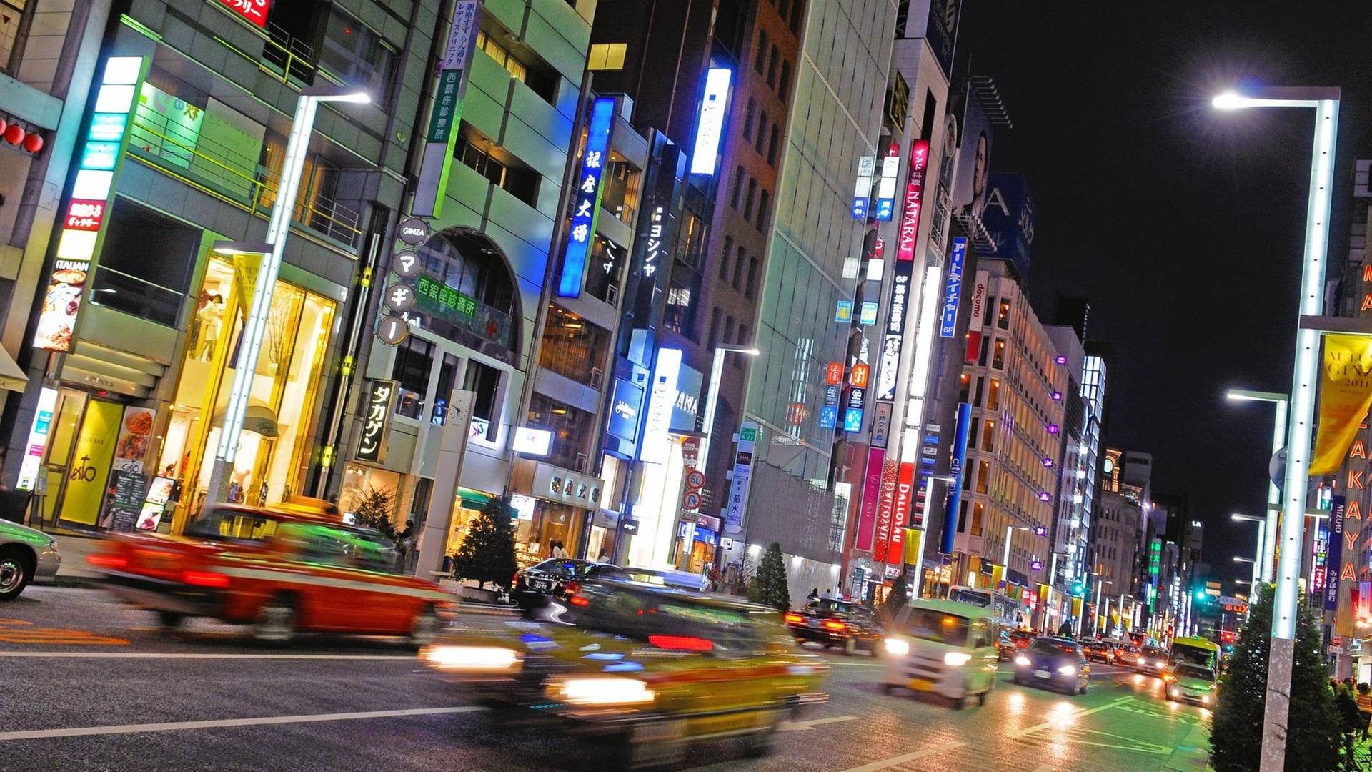 Autoverkehr abends in der Einkaufsstraße Ginza in Tokio Autoverkehr abends in der Einkaufsstraße Ginza in Tokio