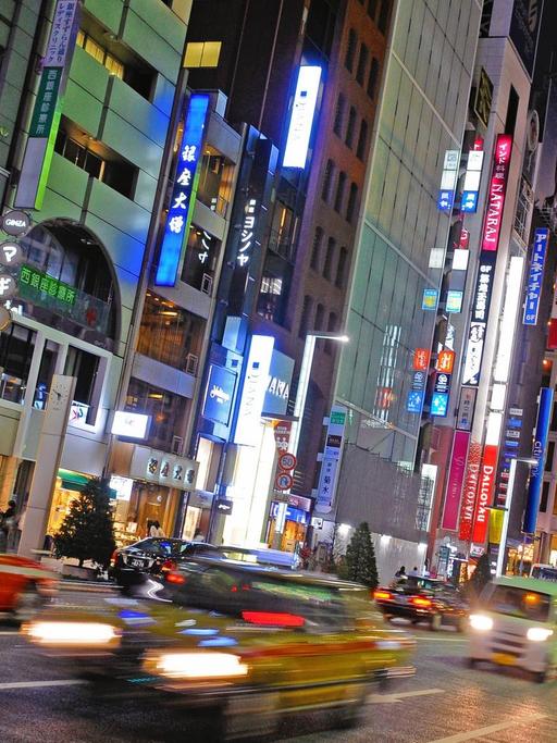 Autoverkehr abends in der Einkaufsstraße Ginza in Tokio