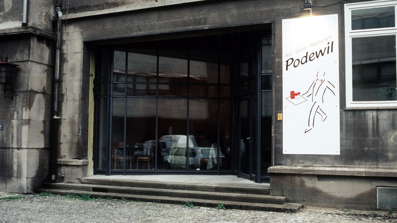 Ehemals Podewil'sches Palais, Haus der jungen Talente, Berlin (1997). Ehemals Podewil'sches Palais, Haus der jungen Talente, Berlin (1997).