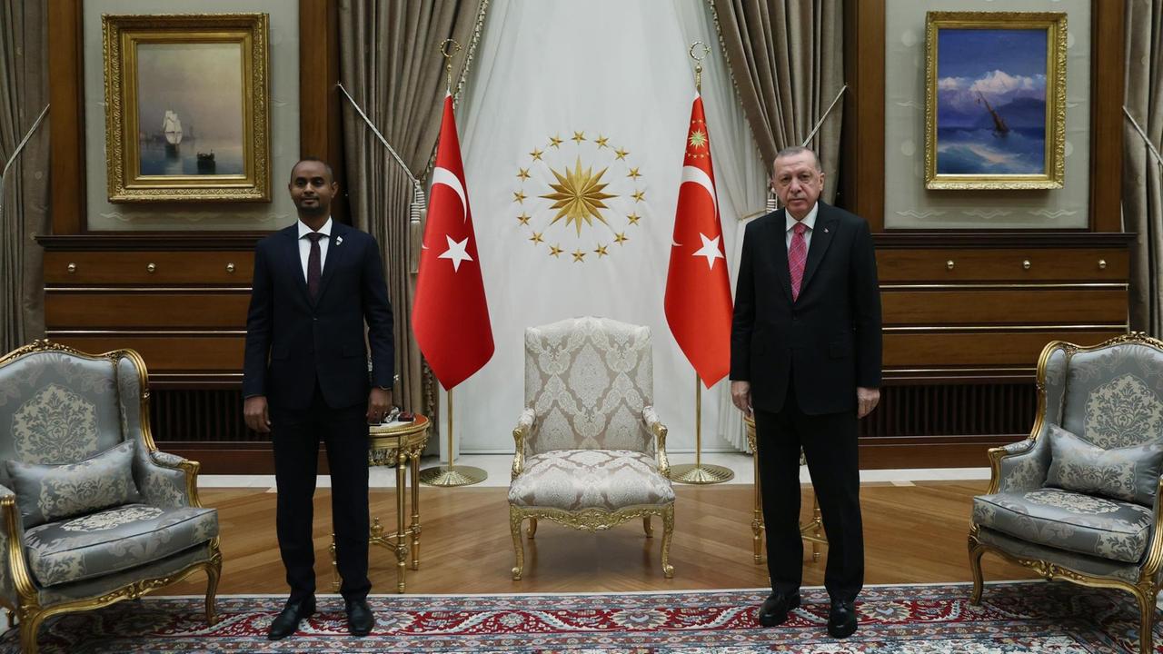 Der türkische Präsident Recep Tayyip Erdogan und der somalische Justizminister Abdulkadir Mohamed Nur 