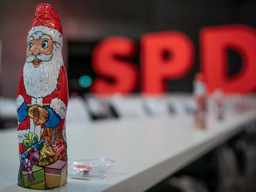 Ein Schkoladen-Nikolaus steht auf einem Tisch beim SPD-Parteitag