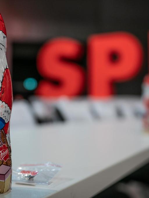 Ein Schkoladen-Nikolaus steht auf einem Tisch beim SPD-Parteitag