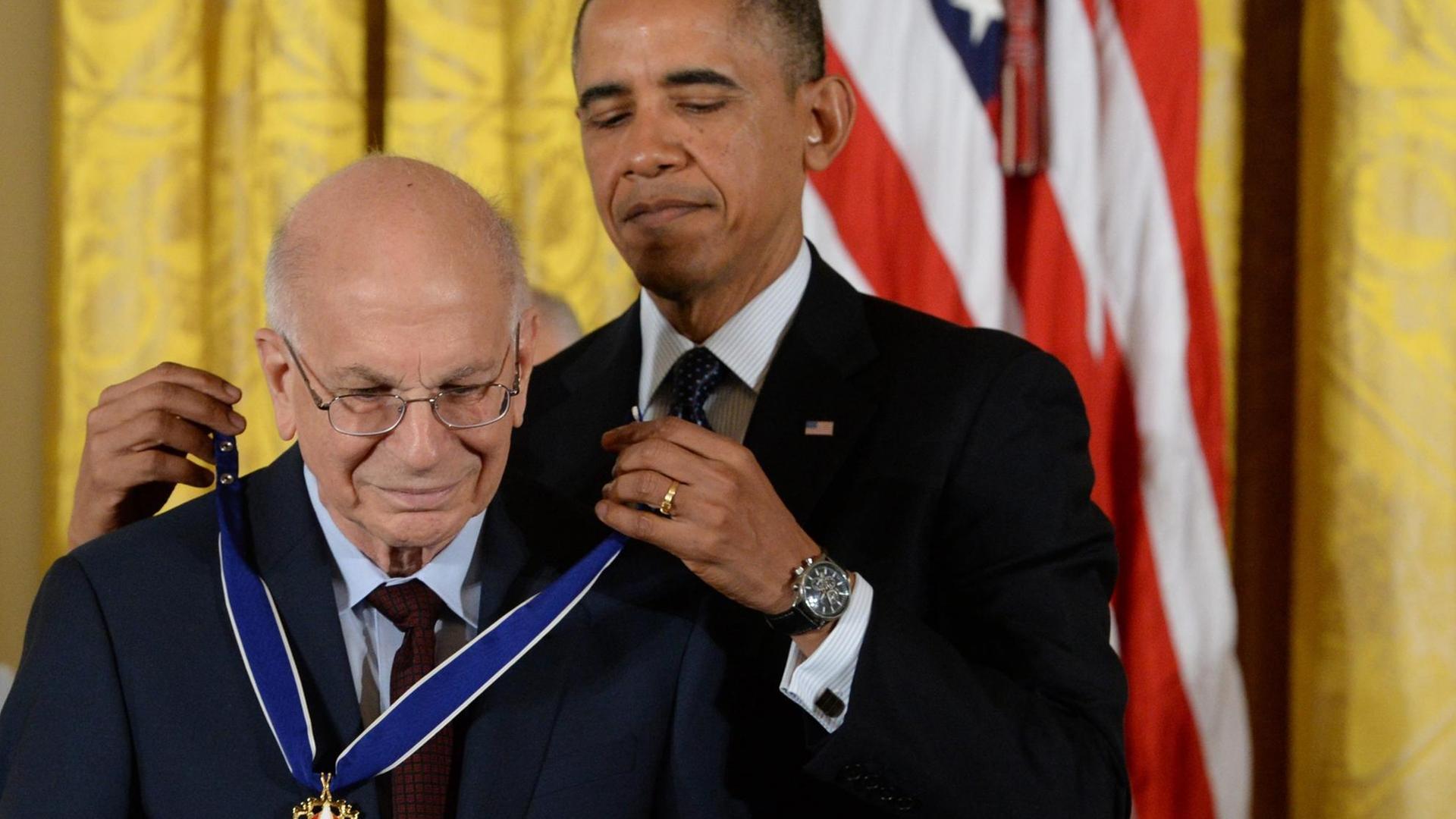 Der israelisch-amerikanische Psychologe Daniel Kahneman (L) erhält von US-Präsident Barack Obama die Freiheitsmedaille überreicht, in Washington am 20. November 2013. Der israelisch-amerikanische Psychologe Daniel Kahneman (L) erhält von US-Präsident Barack Obama die Freiheitsmedaille überreicht, in Washington am 20. November 2013.