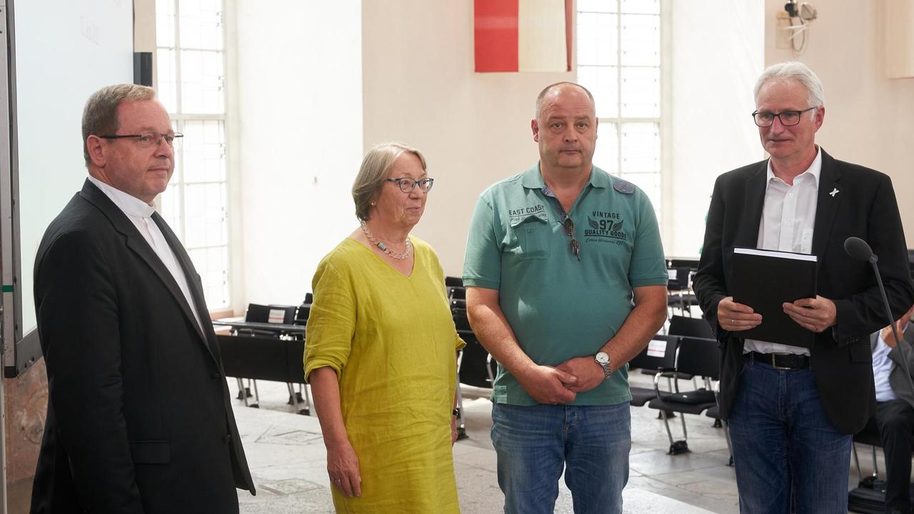 Der Limburger Bischof Georg Bätzing (l-r) steht bei der Abschlusspräsentation des Projekts "Betroffene hören - Missbrauch verhindern" am 13.06.2020 neben Ingeborg Schillai, die die Studie in Auftrag gegeben hatte, und den Betroffenen, Michael Nitsche und Martin Schmitz. Expertinnen und Experten haben seit September 2019 im Auftrag des Bistums Limburg an dem Projekt mitgearbeitet, bei dem der Umgang mit sexuellem Missbrauch in der Diözese analysiert und Vorschläge entwickelt wurden, wie künftig Missbrauchsfälle verhindert werden sollen. Der Limburger Bischof Georg Bätzing (l-r) steht bei der Abschlusspräsentation des Projekts "Betroffene hören - Missbrauch verhindern" am 13.06.2020 neben Ingeborg Schillai, die die Studie in Auftrag gegeben hatte, und den Betroffenen, Michael Nitsche und Martin Schmitz. Expertinnen und Experten haben seit September 2019 im Auftrag des Bistums Limburg an dem Projekt mitgearbeitet, bei dem der Umgang mit sexuellem Missbrauch in der Diözese analysiert und Vorschläge entwickelt wurden, wie künftig Missbrauchsfälle verhindert werden sollen.