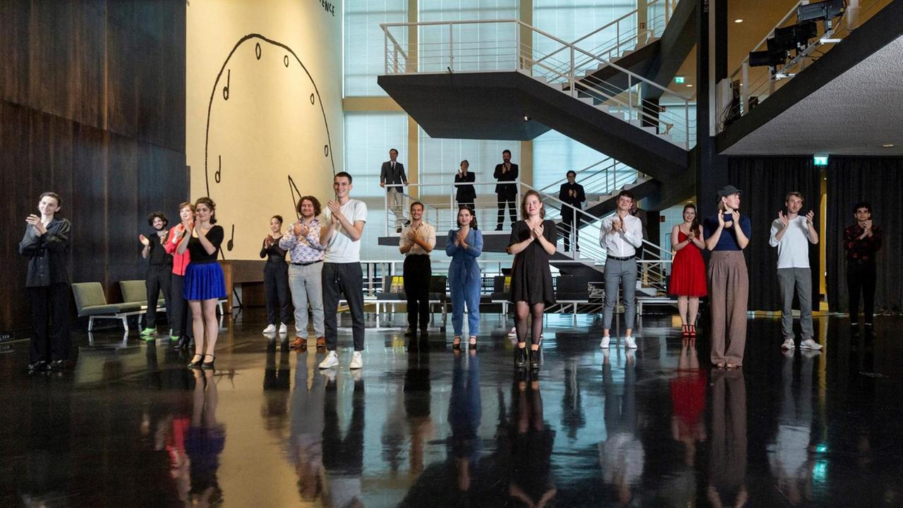 Jubelnde Preisträger im Foyer der Dteutschen Oper Berlin. Jubelnde Preisträger im Foyer der Dteutschen Oper Berlin.