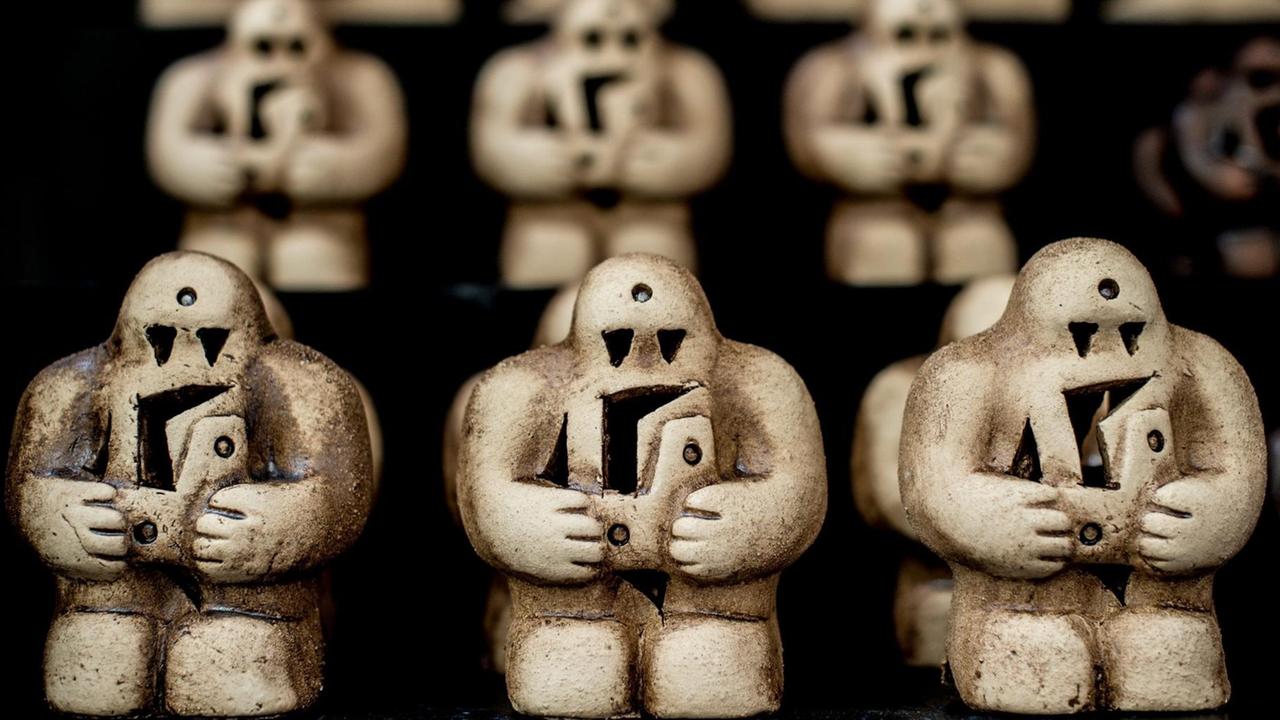 Golem-Statuen im Schaufenster eines Ladens im jüdischen Viertels in Prag. Golem-Statuen im Schaufenster eines Ladens im jüdischen Viertels in Prag.