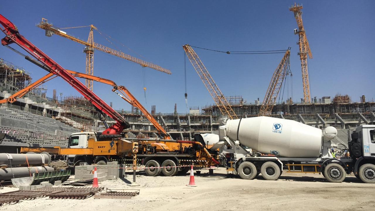 Baustelle in Katar mit vielen Kränen. Baustelle in Katar mit vielen Kränen.