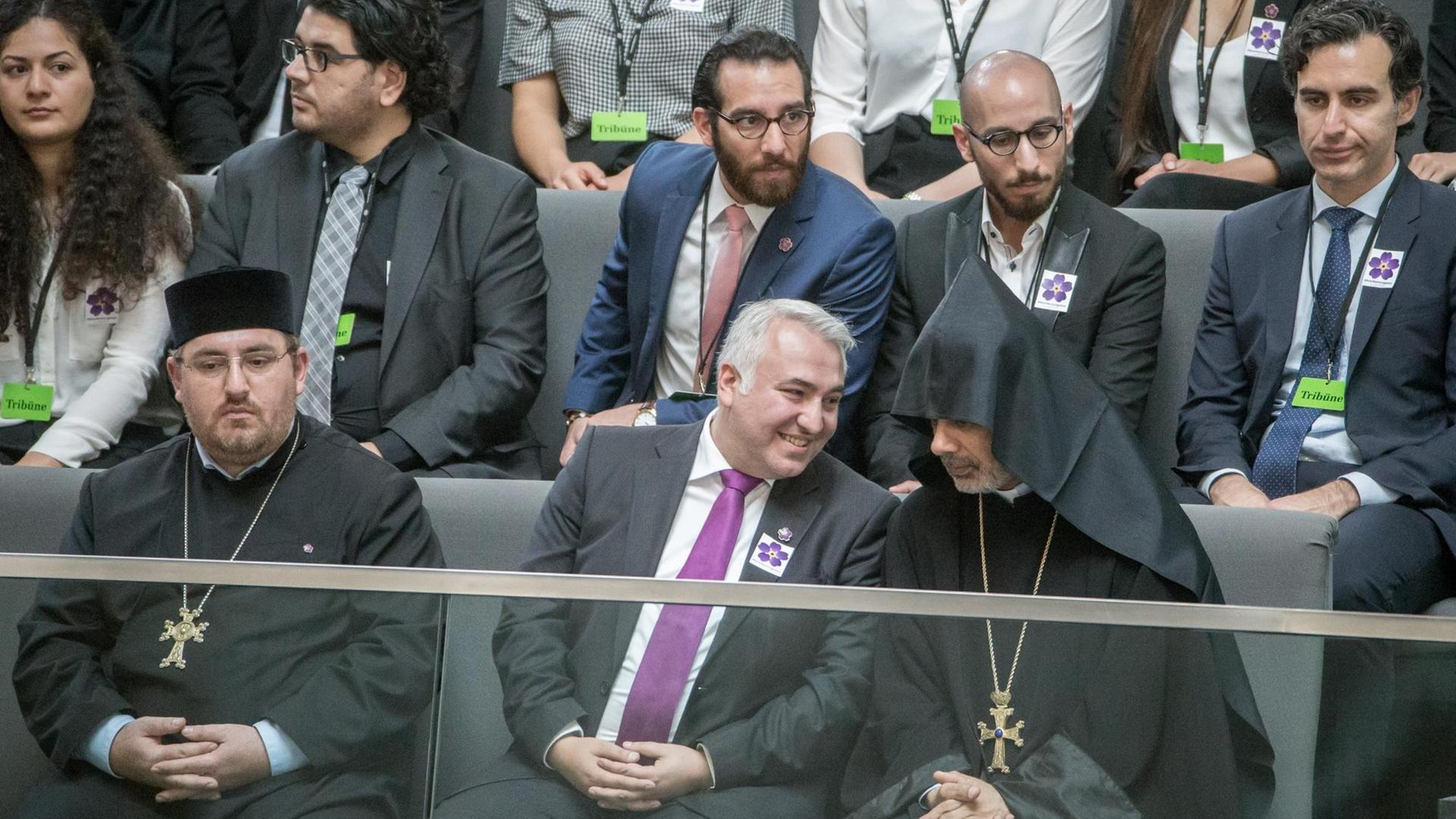 Serovpe Isakhanyan Bischofsvikar der Armenischen Kirche in Deutschland (r-l) spricht mit Ilias Kevork Uyar von "Anerkennung Jetzt!" neben Pfarrer Diradur Sardaryan im Bundestag in Berlin. Serovpe Isakhanyan Bischofsvikar der Armenischen Kirche in Deutschland (r-l) spricht mit Ilias Kevork Uyar von "Anerkennung Jetzt!" neben Pfarrer Diradur Sardaryan im Bundestag in Berlin.