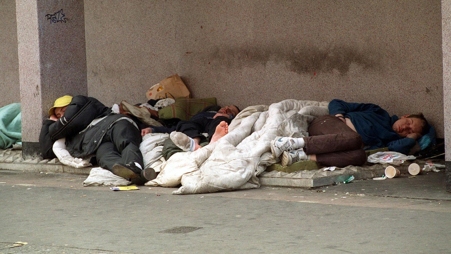 Schlafende Obdachlose auf Londoner Straße, aufgenommen 1999