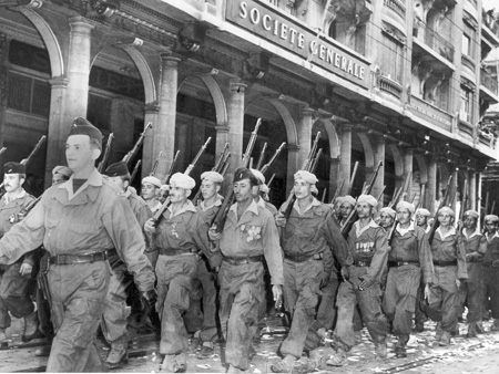 Eine Einheit der Harkas, von den Franzosen rekrutierte Muslime für den Kampf gegen die algerischen Rebellen, marschiert 1957 durch eine Straße in Algier. Eine Einheit der Harkas, von den Franzosen rekrutierte Muslime für den Kampf gegen die algerischen Rebellen, marschiert 1957 durch eine Straße in Algier.