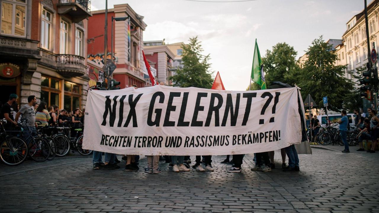 Demonstranten mit Banner, auf dem steht "Nix gelernt? Rechten Terror und Rassismus bekämpfen." Demonstranten mit Banner, auf dem steht "Nix gelernt? Rechten Terror und Rassismus bekämpfen."