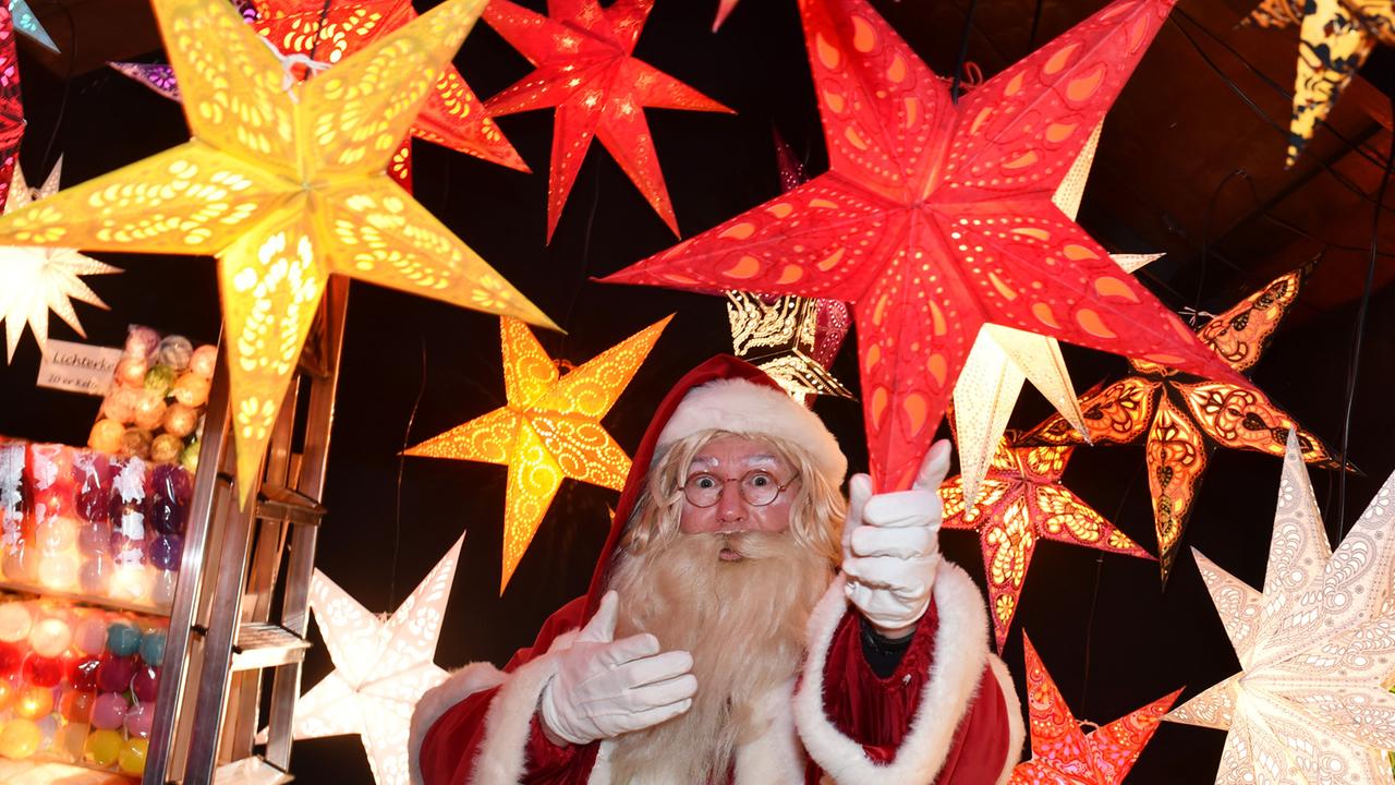 Weihnachtsmann auf einem Berliner Weihnachtsmarkt Weihnachtsmann auf einem Berliner Weihnachtsmarkt