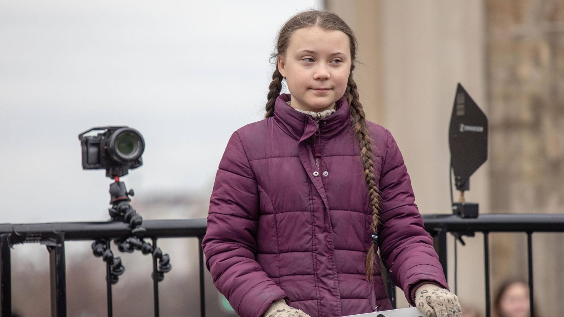 Die schwedische Umweltaktivistim Greta Thunberg unter dem Brandenburger Tor während der Fridays for Future climate demonstration in Berlin,29.03.19 Die schwedische Umweltaktivistim Greta Thunberg unter dem Brandenburger Tor während der Fridays for Future climate demonstration in Berlin,29.03.19