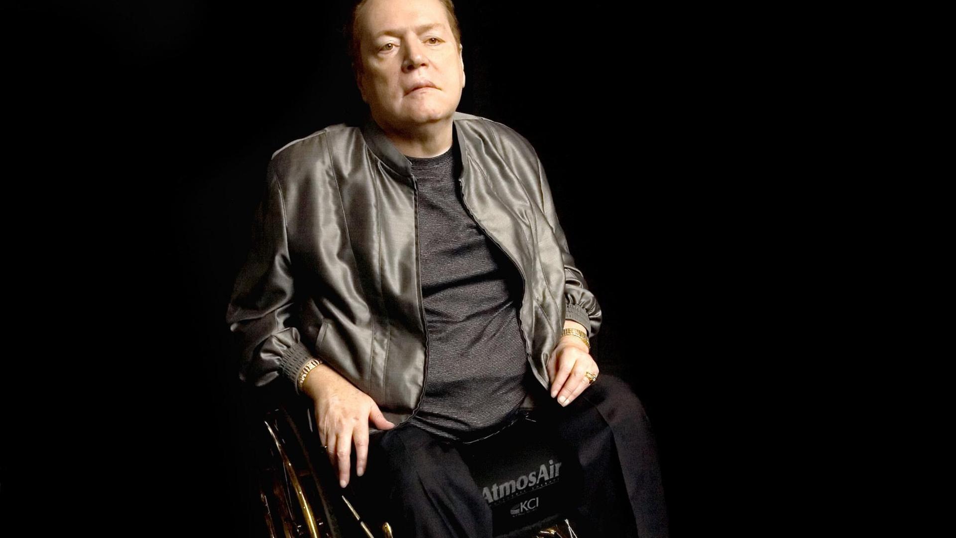 Pornoverleger Larry Flynt in seinem Rollstuhl. Pornoverleger Larry Flynt in seinem Rollstuhl.