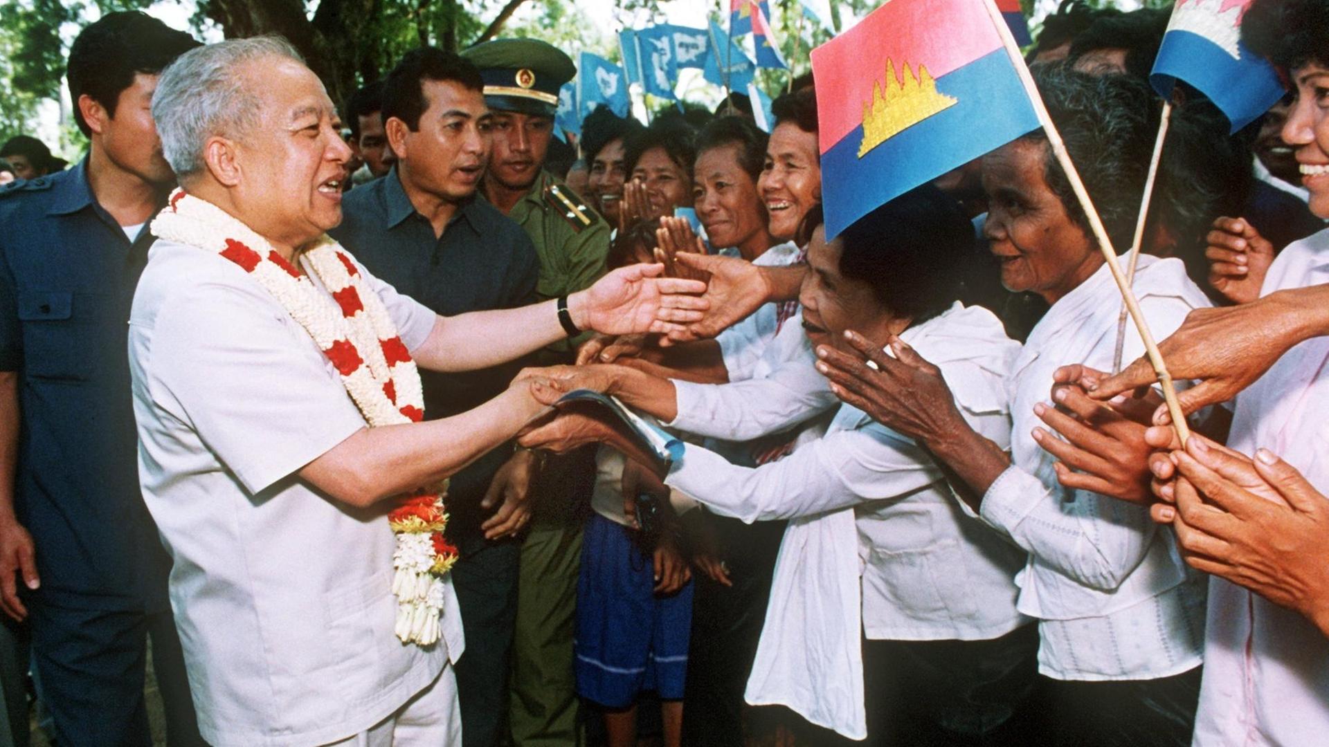 Prinz Norodom Sihanouk wird am 17.11.1991 beim Besuch eines Krankenhauses von jubelnden Menschen empfangen. Der frühere Staatschef war vor drei Tagen nach zwölf Jahren im Exil in seine Heimat zurückgekehrt. Prinz Norodom Sihanouk wird am 17.11.1991 beim Besuch eines Krankenhauses von jubelnden Menschen empfangen. Der frühere Staatschef war vor drei Tagen nach zwölf Jahren im Exil in seine Heimat zurückgekehrt.