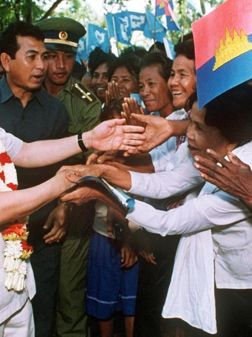 Prinz Norodom Sihanouk wird am 17.11.1991 beim Besuch eines Krankenhauses von jubelnden Menschen empfangen. Der frühere Staatschef war vor drei Tagen nach zwölf Jahren im Exil in seine Heimat zurückgekehrt.