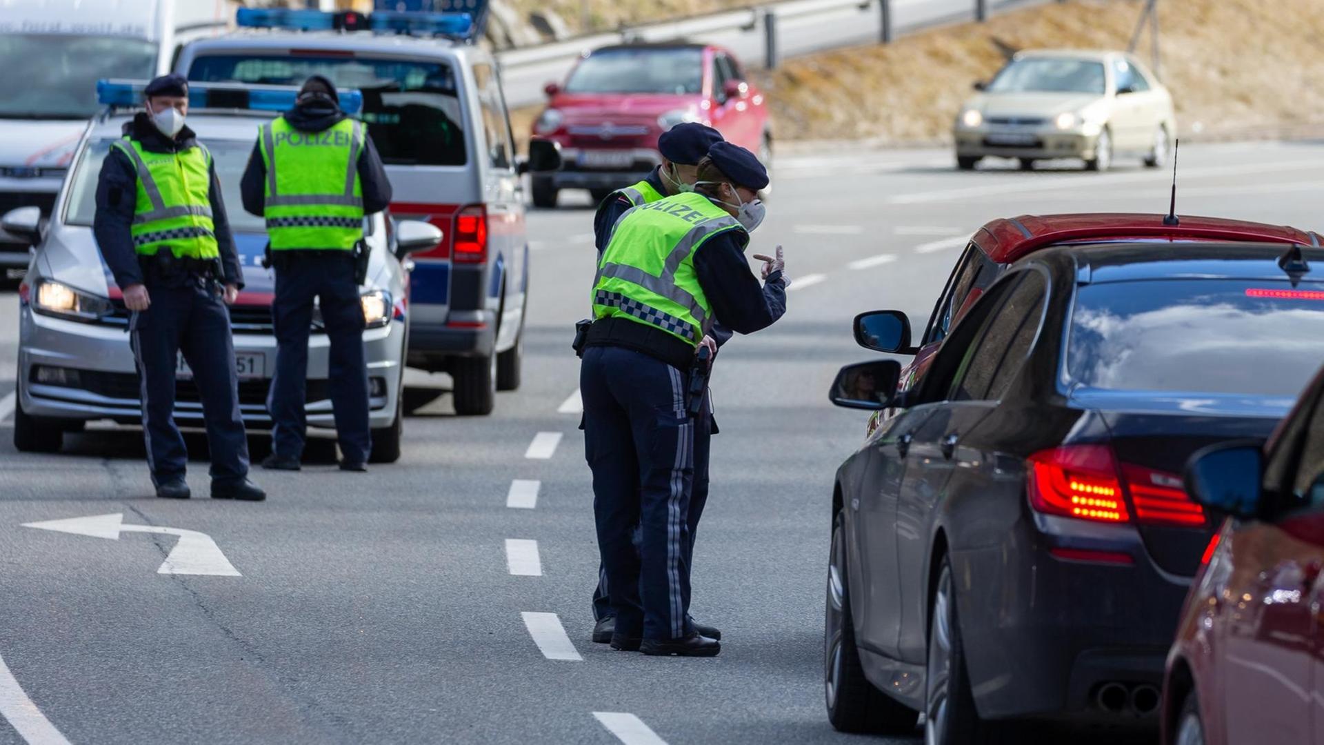Mehrere PolizeibeamtInnen kontrollieren am Ausgang des Paznauntals Menschen, die aus den Skiorten kommen oder hinein wollen. Mehrere PolizeibeamtInnen kontrollieren am Ausgang des Paznauntals Menschen, die aus den Skiorten kommen oder hinein wollen.