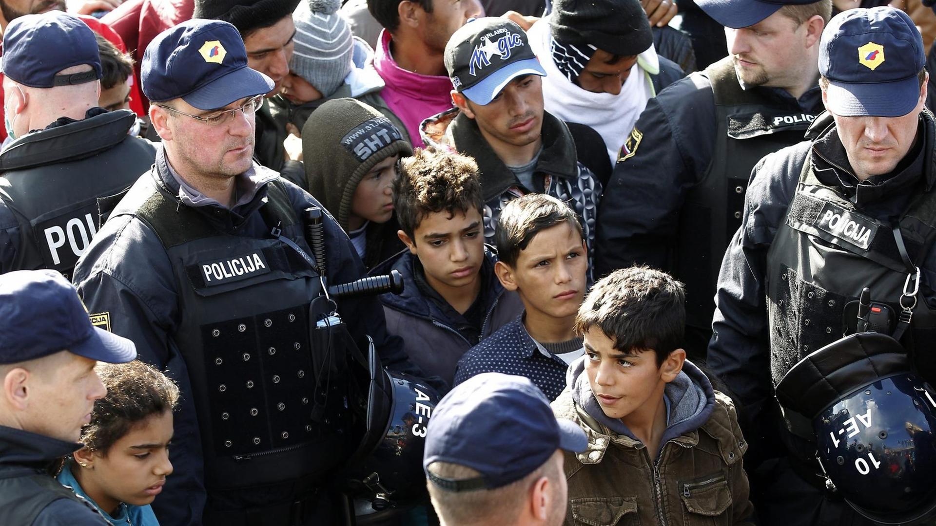 Flüchtlinge stehen in Slowenien in einer Schlange für Essen an. Flüchtlinge stehen in Slowenien in einer Schlange für Essen an.