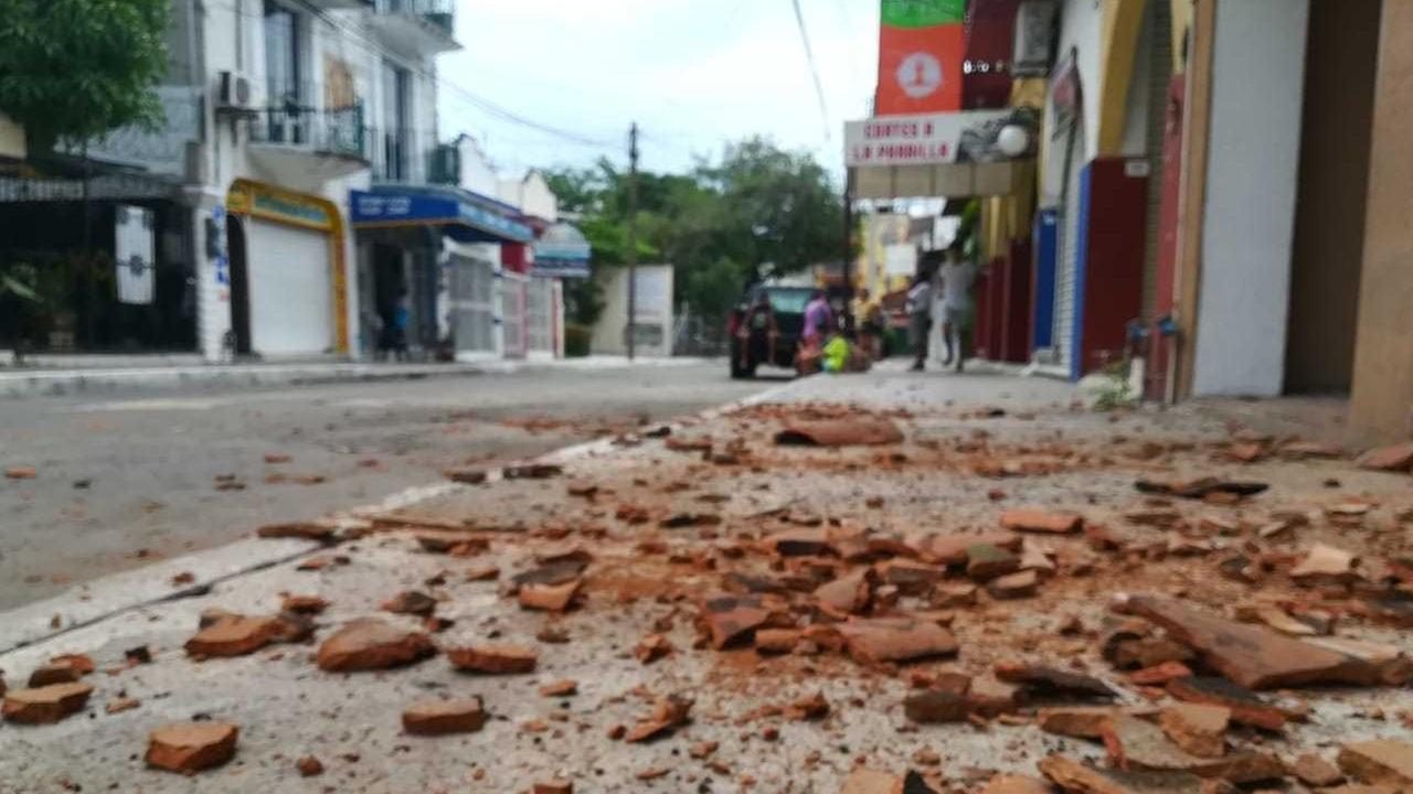 Mexiko, Crucecita: Kaputte Kacheln liegen auf der Straße nach einem Erdbeben der Stärke 7,5.