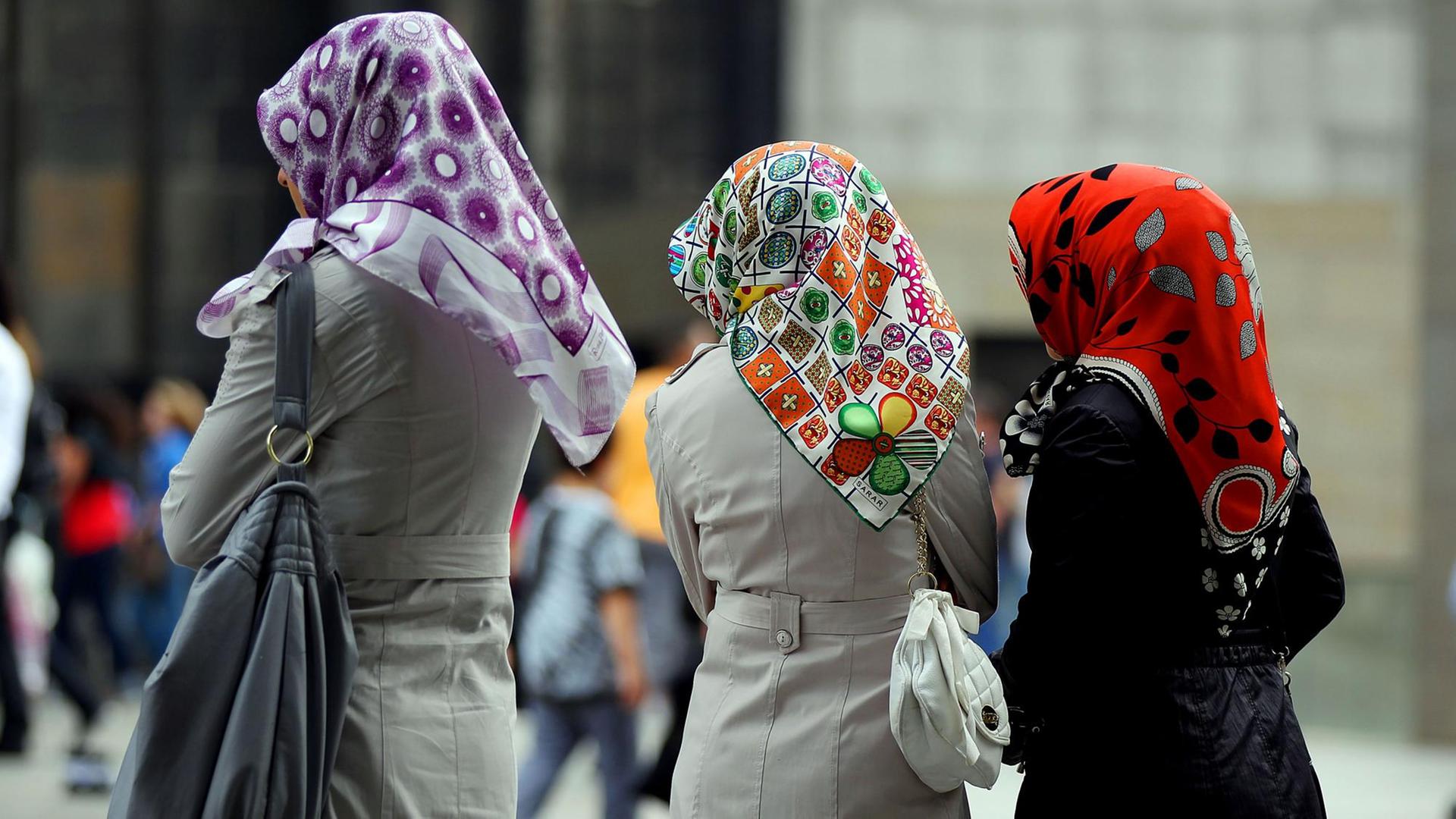 Türkischstämmige Frauen mit Kopftüchern stehen am Mittwoch (20.07.2011) in Köln in der Fußgängerzone. Die Mehrheit der Türken in NRW ist integriert und nimmt aktiv am gesellschaftlichen Leben teil. Das ergab eine Studie der Stiftung Zentrum für Türkeistudien im Auftrag des nordrhein-westfälischen Familien- und Integrationsministeriums. Foto: Oliver Berg dpa/lnw (zu dpa/lnw 1034 vom 20.07.2011) Türkischstämmige Frauen mit Kopftüchern stehen am Mittwoch (20.07.2011) in Köln in der Fußgängerzone. Die Mehrheit der Türken in NRW ist integriert und nimmt aktiv am gesellschaftlichen Leben teil. Das ergab eine Studie der Stiftung Zentrum für Türkeistudien im Auftrag des nordrhein-westfälischen Familien- und Integrationsministeriums. Foto: Oliver Berg dpa/lnw (zu dpa/lnw 1034 vom 20.07.2011)