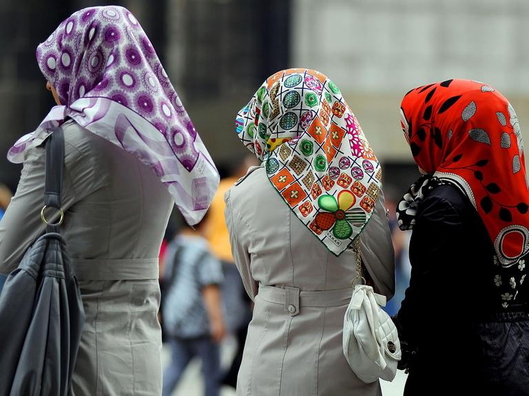 Türkischstämmige Frauen mit Kopftüchern stehen am Mittwoch (20.07.2011) in Köln in der Fußgängerzone. Die Mehrheit der Türken in NRW ist integriert und nimmt aktiv am gesellschaftlichen Leben teil. Das ergab eine Studie der Stiftung Zentrum für Türkeistudien im Auftrag des nordrhein-westfälischen Familien- und Integrationsministeriums. Foto: Oliver Berg dpa/lnw (zu dpa/lnw 1034 vom 20.07.2011)