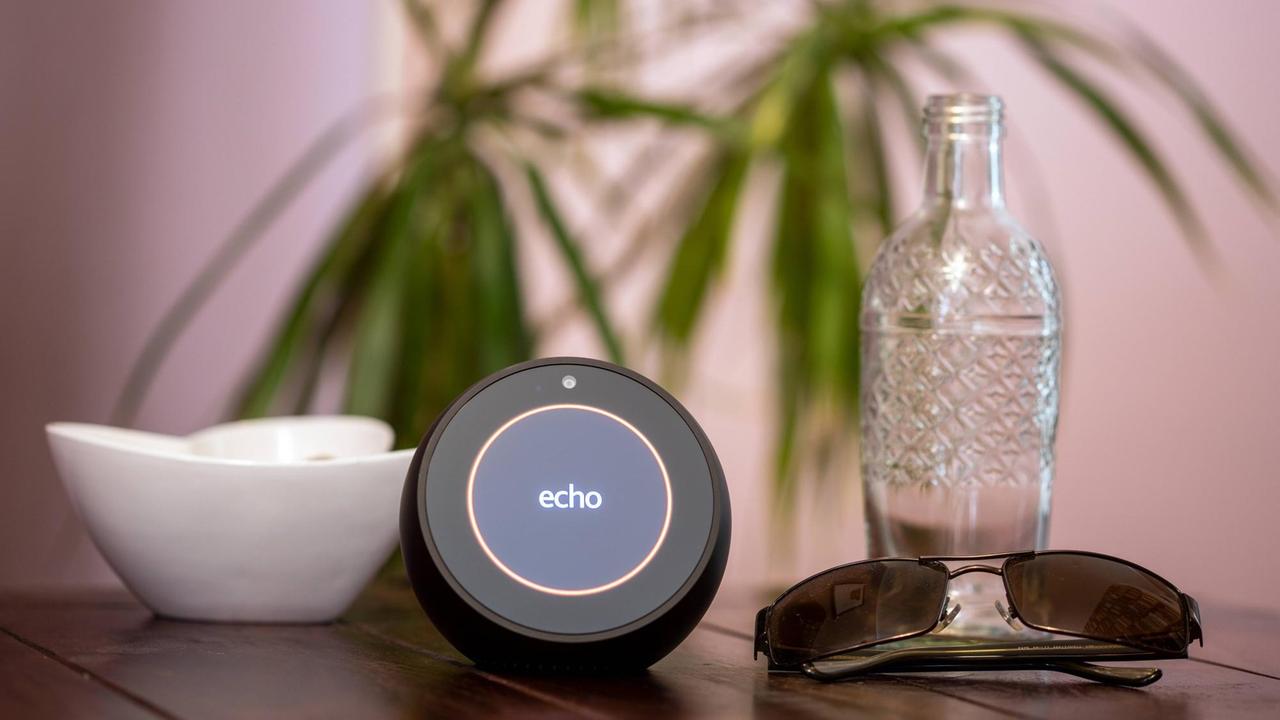 Amazon Echo Spot Gerät auf einem Wohnzimmertisch