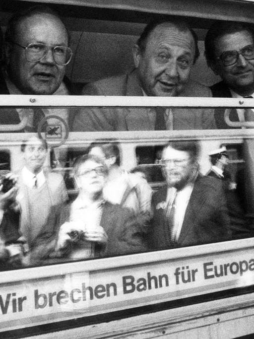Wahlkampf am Bonner Hauptbahnhof: Für die Europawahlen 1984 tourt die FDP mit einem "Europazug" durch Deutschland.