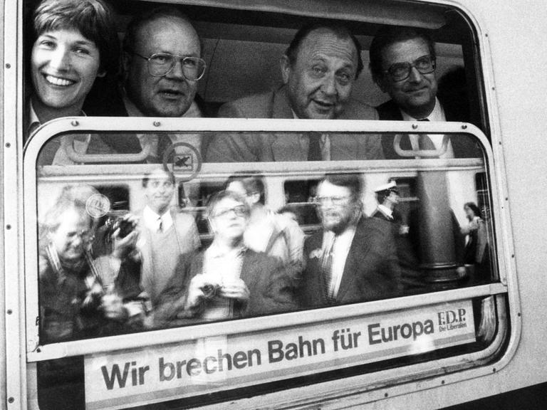 Wahlkampf am Bonner Hauptbahnhof: Für die Europawahlen 1984 tourt die FDP mit einem "Europazug" durch Deutschland.