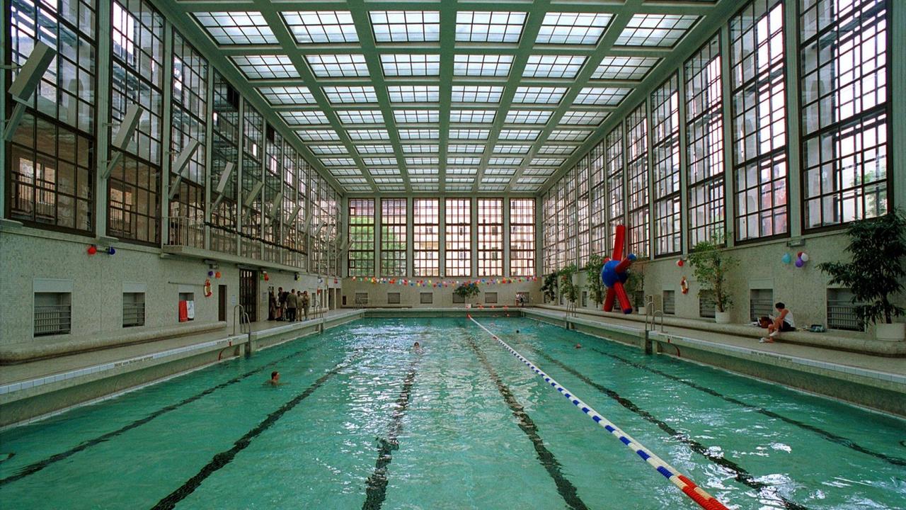 Das Schwimmbecken des Stadtbads in Berlin-Mitte. Das Schwimmbecken des Stadtbads in Berlin-Mitte.