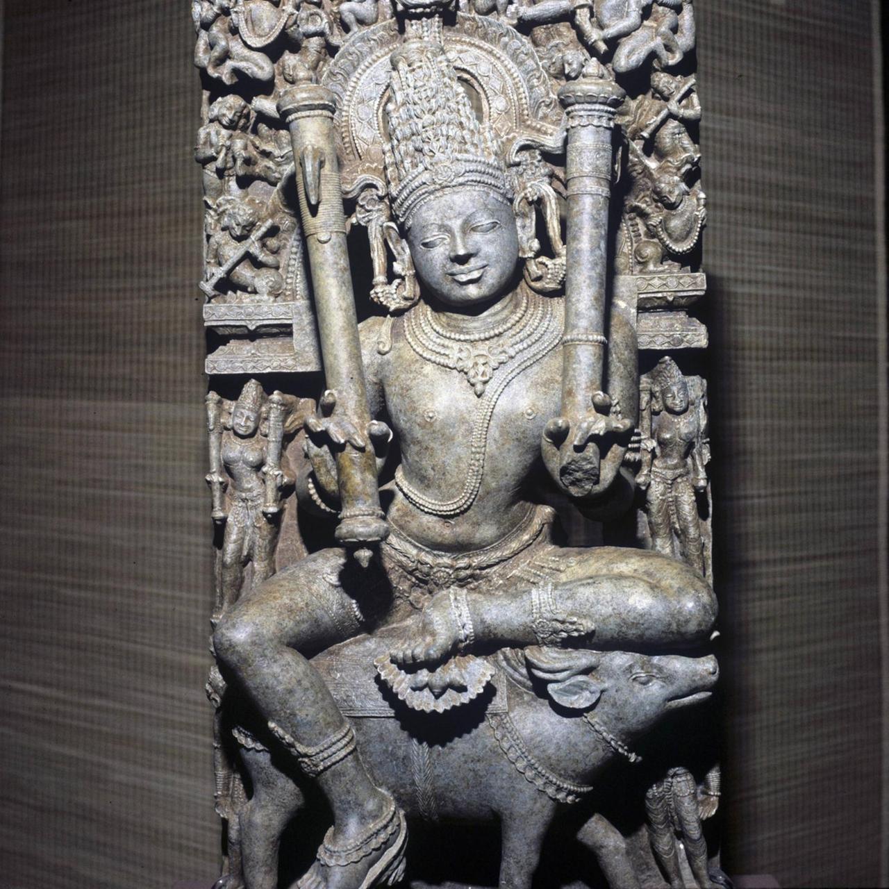Vayu, der indische Gott des Windes und der Luft, auf einem Eber sitzend Vayu, der indische Gott des Windes und der Luft, auf einem Eber sitzend