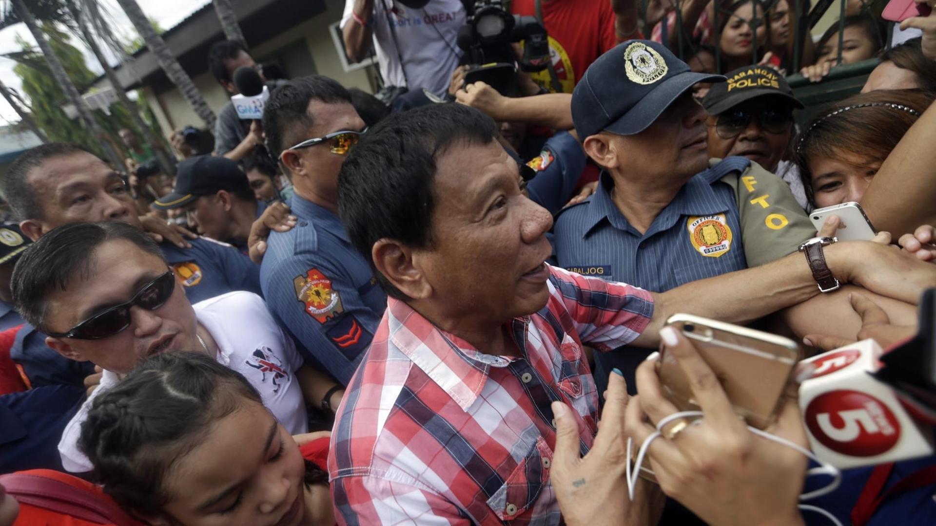 Der bisherige Bürgermeister der Stadt Davao auf den Philippinen, Duterte, ist einer der Kandidaten für die Präsidentschaftswahl. Der bisherige Bürgermeister der Stadt Davao auf den Philippinen, Duterte, ist einer der Kandidaten für die Präsidentschaftswahl.