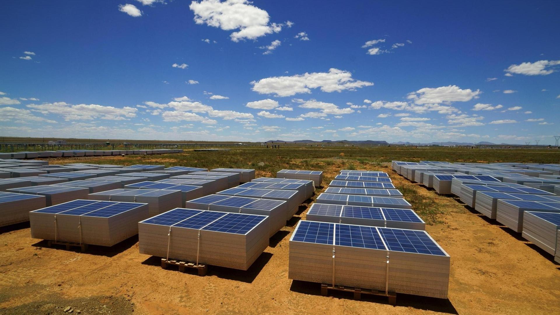 Jinko Solar Fotovoltaik-Anlagen von Scatec Solar stehen in der Halbwüste Karoo in Südafrika. Jinko Solar Fotovoltaik-Anlagen von Scatec Solar stehen in der Halbwüste Karoo in Südafrika.
