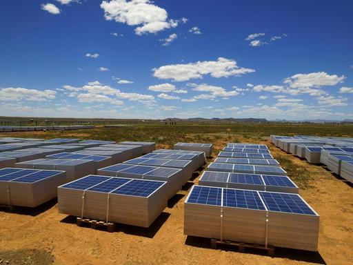 Jinko Solar Fotovoltaik-Anlagen von Scatec Solar stehen in der Halbwüste Karoo in Südafrika.
