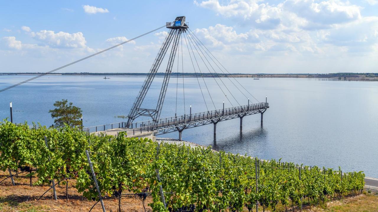Blick über den Großräschener See mit den Weinhängen und der Seebrücke. Der ehemalige Braunkohletagebau Meuro wird seit einigen Jahren geflutet. Blick über den Großräschener See mit den Weinhängen und der Seebrücke. Der ehemalige Braunkohletagebau Meuro wird seit einigen Jahren geflutet.