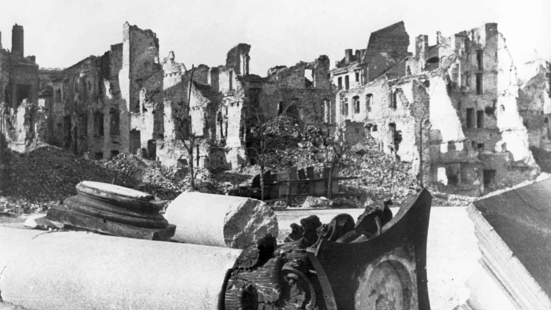 Hausruinen in der polnischen Hauptstadt Warschau im Jahre 1945. Im Vordergrund die umgestürzte Säule des Denkmals von König Sigismund III.