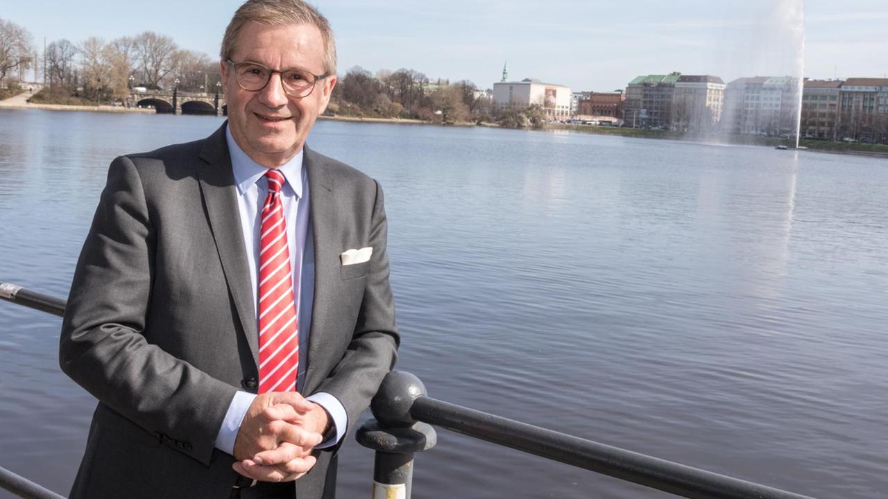 Jan Hofer steht in Hamburg vor der Alsterfontäne Jan Hofer steht in Hamburg vor der Alsterfontäne