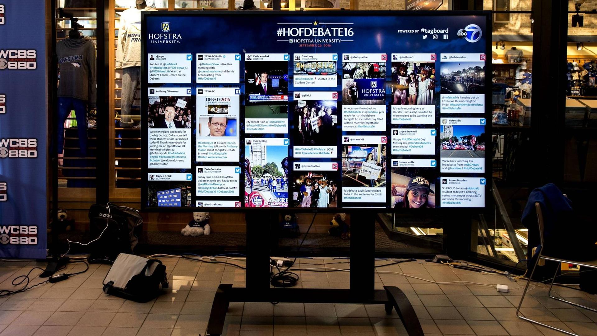 Social Media Board in der Hofstra University, auf dem TV-Debatten zwischen beiden Präsidentschaftskandidaten ankündigt werden. Social Media Board in der Hofstra University, auf dem TV-Debatten zwischen beiden Präsidentschaftskandidaten ankündigt werden.