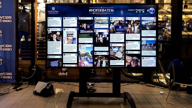 Social Media Board in der Hofstra University, auf dem TV-Debatten zwischen beiden Präsidentschaftskandidaten ankündigt werden.