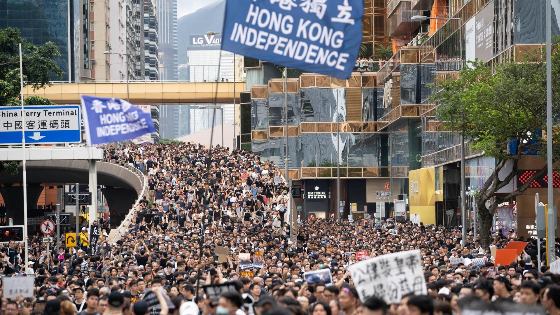 Das Bild zeigt tausende Demonstranten bei einer Anti-Regierungs-Demostration in HongKong am 07. Juli. Inmitten der Menschenmenge sieht man ein Transparent mit der Aufschrift "Hong Kong Independence" Das Bild zeigt tausende Demonstranten bei einer Anti-Regierungs-Demostration in HongKong am 07. Juli. Inmitten der Menschenmenge sieht man ein Transparent mit der Aufschrift "Hong Kong Independence"