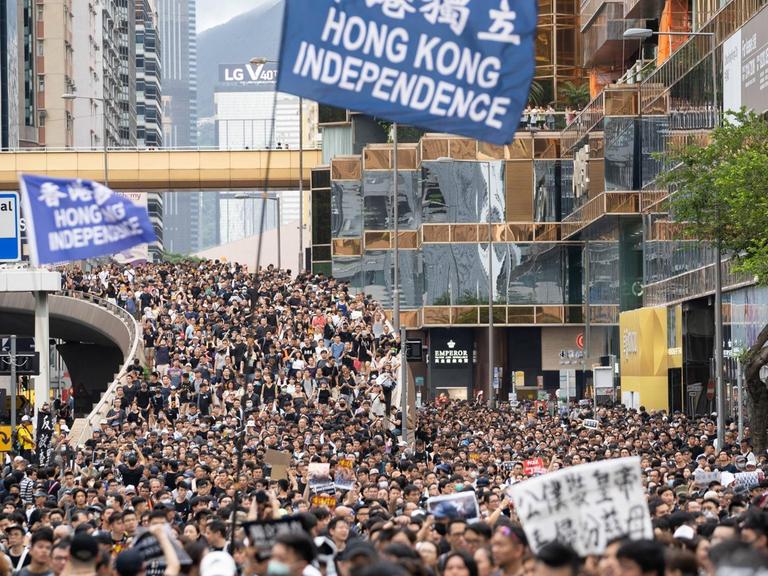 Das Bild zeigt tausende Demonstranten bei einer Anti-Regierungs-Demostration in HongKong am 07. Juli. Inmitten der Menschenmenge sieht man ein Transparent mit der Aufschrift "Hong Kong Independence"