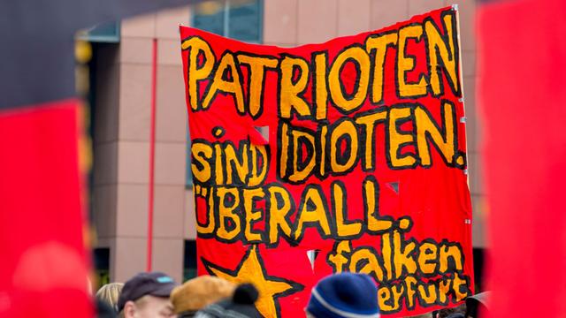 Die Teilnehmer einer Gegendemonstration stehen am 24.01.2015 in Erfurt (Thüringen). Anlass ist eine geplante Kundgebung des Pegida-Ablegers Pegada (Patriotische Europäer gegen die Amerikanisierung des Abendlandes) auf dem Erfurter Domplatz.