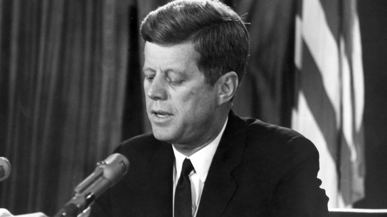 Der US-amerikanische Präsident John F. Kennedy bei einer Fernsehansprache Der US-amerikanische Präsident John F. Kennedy bei einer Fernsehansprache