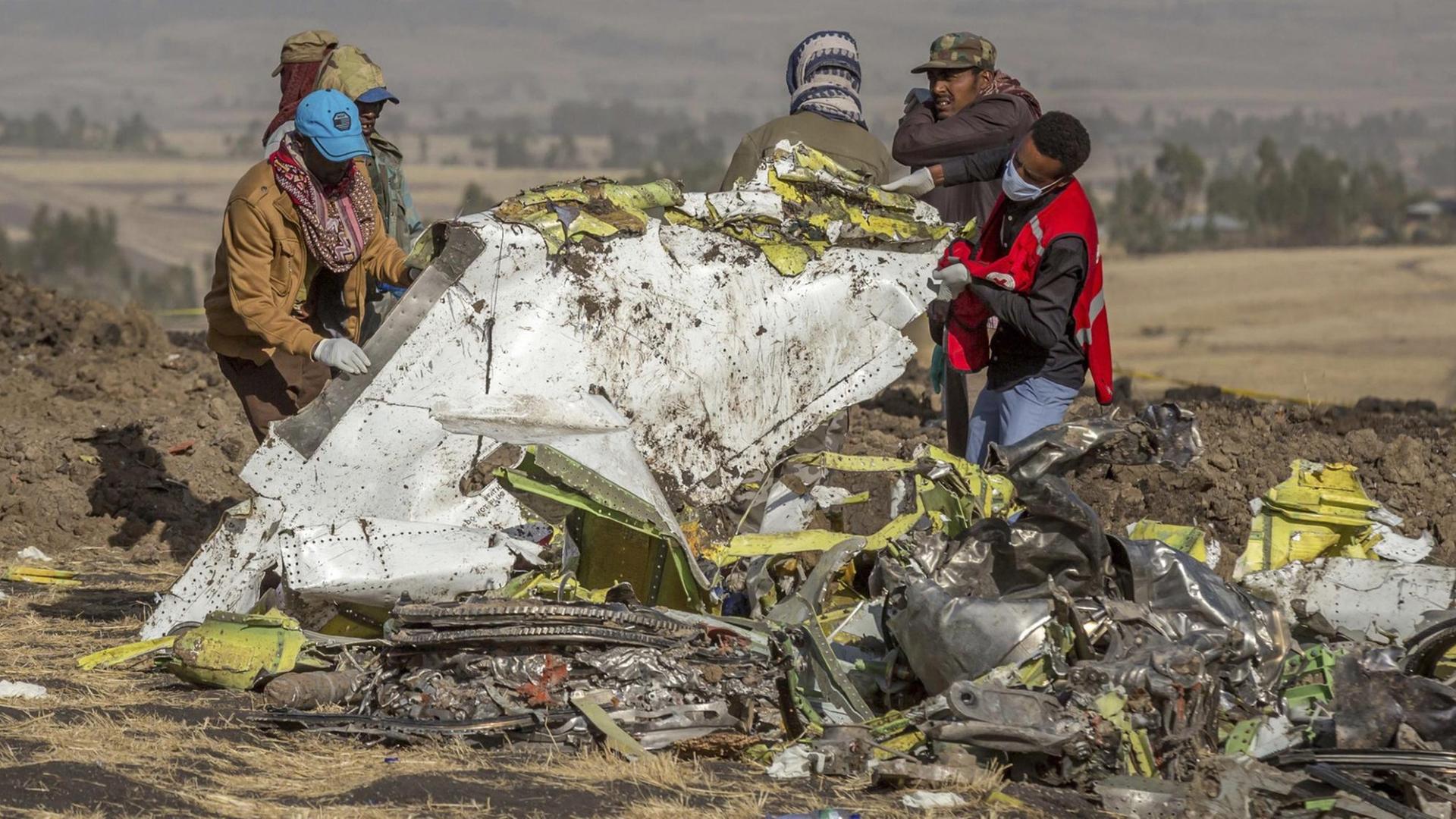 Rettungskräfte arbeiten 2019 an der Absturzstelle des Fluges 302 der Ethiopian Airlines in der Nähe von Bishoftu, südlich von Addis Abeba. Rettungskräfte arbeiten 2019 an der Absturzstelle des Fluges 302 der Ethiopian Airlines in der Nähe von Bishoftu, südlich von Addis Abeba.