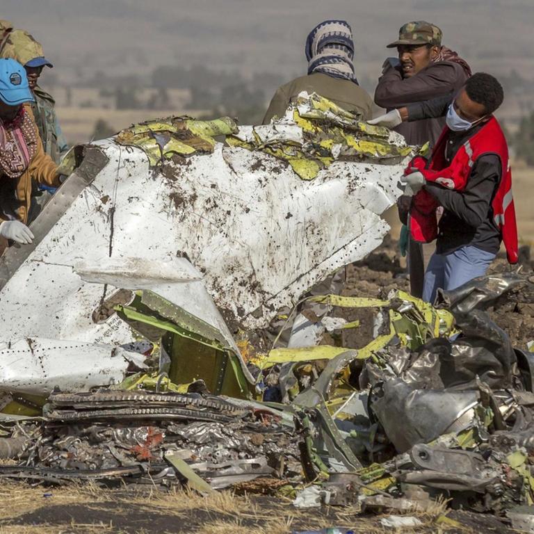 Rettungskräfte arbeiten an der Absturzstelle des Fluges 302 der Ethiopian Airlines in der Nähe von Bishoftu, südlich von Addis Abeba.