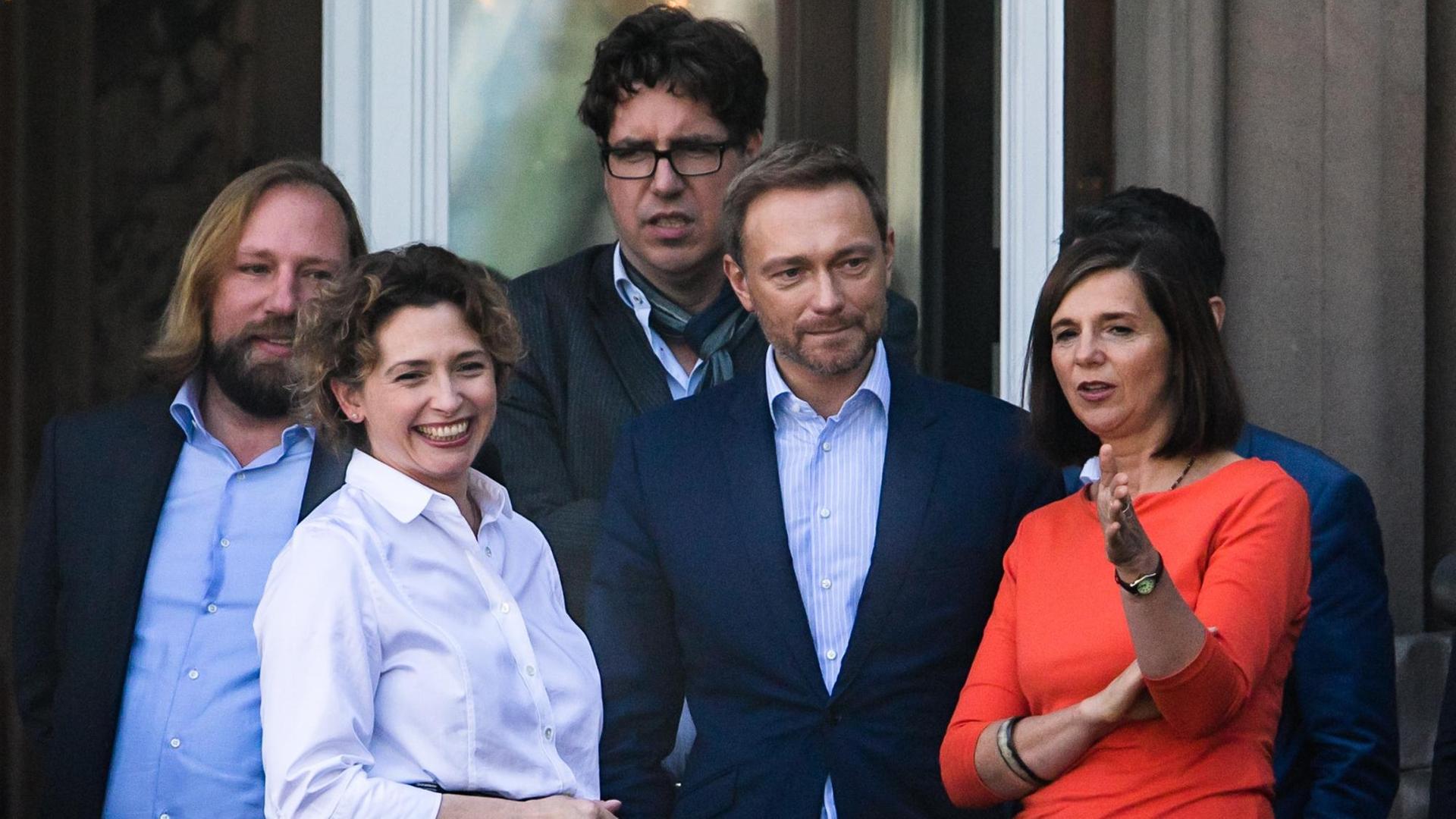 Teile der Verhandlungsdelegation von Grünen und FDP stehen am 19.10.2017 in Berlin beim Treffen zur Vorbereitung auf den Start der Jamaika-Sondierungsverhandlungen auf dem Balkon der Parlamentarischen Gesellschaft in Berlin. Teile der Verhandlungsdelegation von Grünen und FDP stehen am 19.10.2017 in Berlin beim Treffen zur Vorbereitung auf den Start der Jamaika-Sondierungsverhandlungen auf dem Balkon der Parlamentarischen Gesellschaft in Berlin.