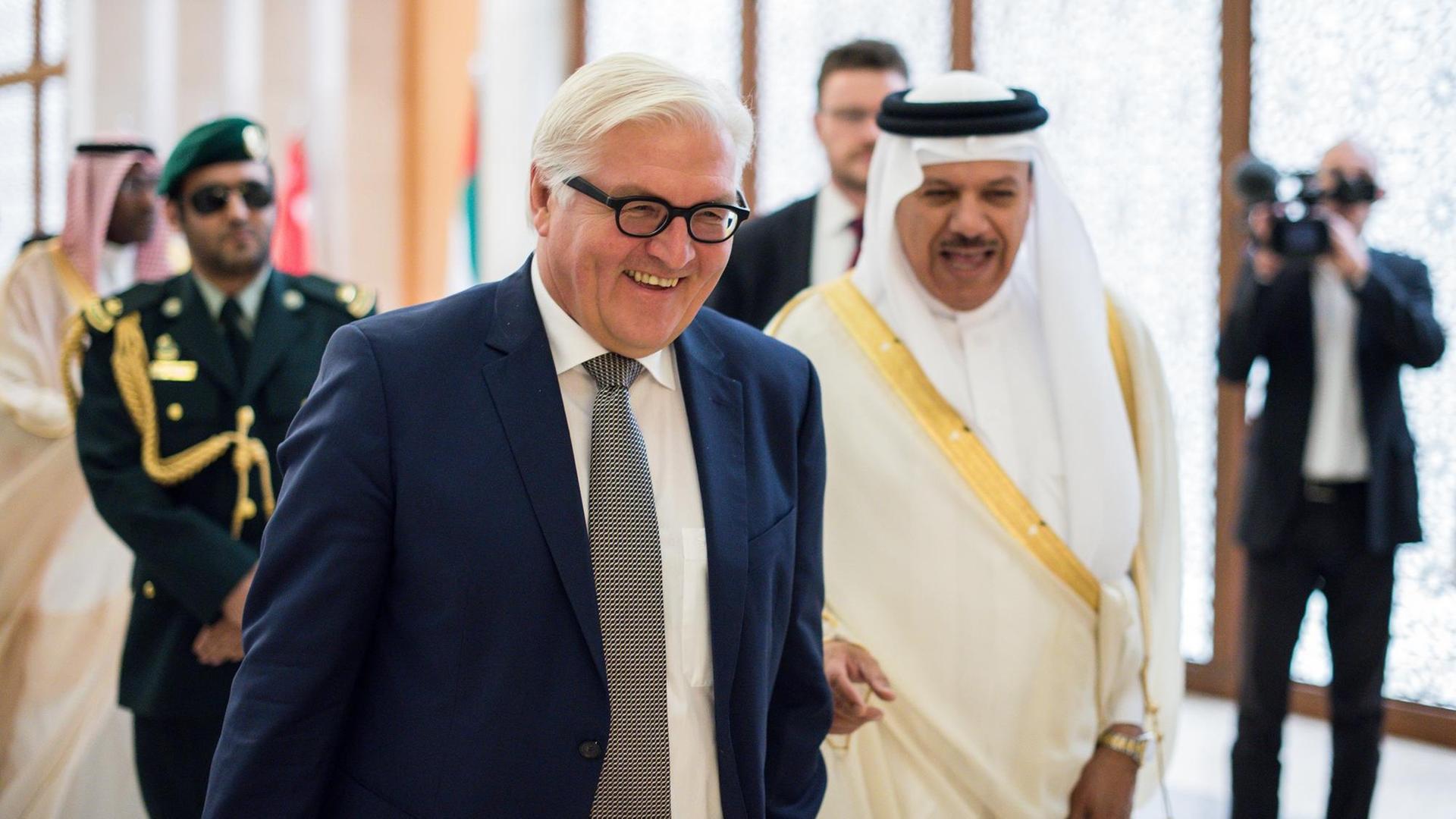 Bundesaußenminister Frank-Walter Steinmeier (l, SPD) und der Generalsekretär des Kooperationsrats der Arabischen Staaten des Golfs, Abdullatif bin Rashid Al-Zayani, treffen sich am 19.10.2015 in Riad Bundesaußenminister Frank-Walter Steinmeier (l, SPD) und der Generalsekretär des Kooperationsrats der Arabischen Staaten des Golfs, Abdullatif bin Rashid Al-Zayani, treffen sich am 19.10.2015 in Riad